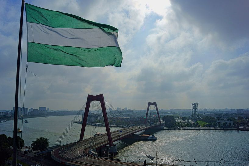 Willemsbrug met Rotterdamse vlag van Michel van Kooten