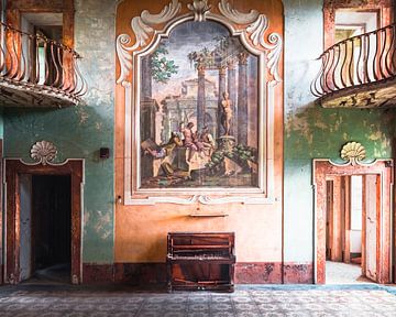 Piano in Verlaten Italiaanse Villa. van Roman Robroek - Foto's van Verlaten Gebouwen