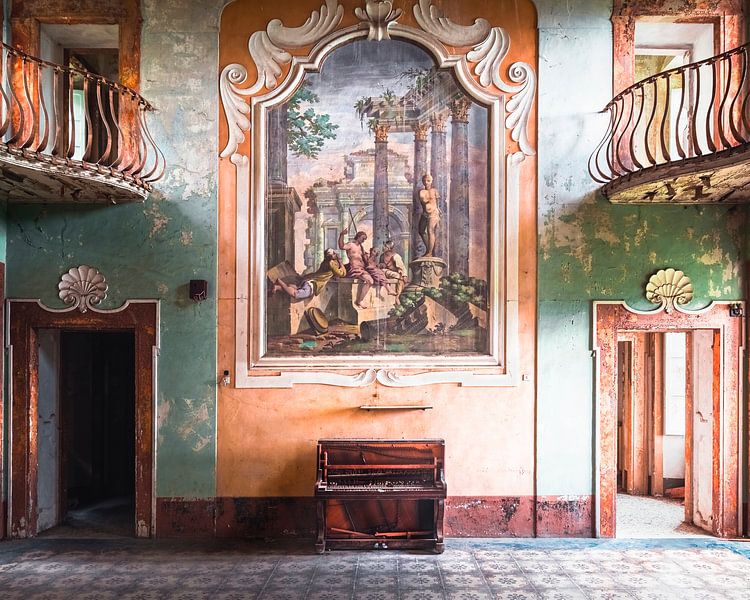 Klavier in verlassener italienischer Villa. von Roman Robroek – Fotos verlassener Gebäude