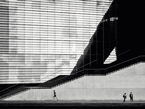 Moderne Architektur mit Läufer in Schwarz und Weiß