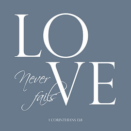Love Never Fails – Christelijke Tekst in Mistblauw van Sandra Hazes