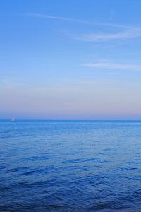 Ein Segelboot auf dem weiten Meer