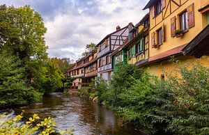 Häuser entlang des Flusses in Kaysersberg, Elsass, Frankreich