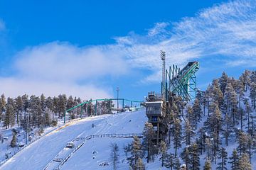 Landschap met sneeuw en skischans in de winter in Ruka, Fi van Rico Ködder