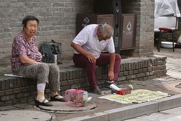 Chinees, bejaard echtpaar in Pingyao van Sylvia Bastiaansen