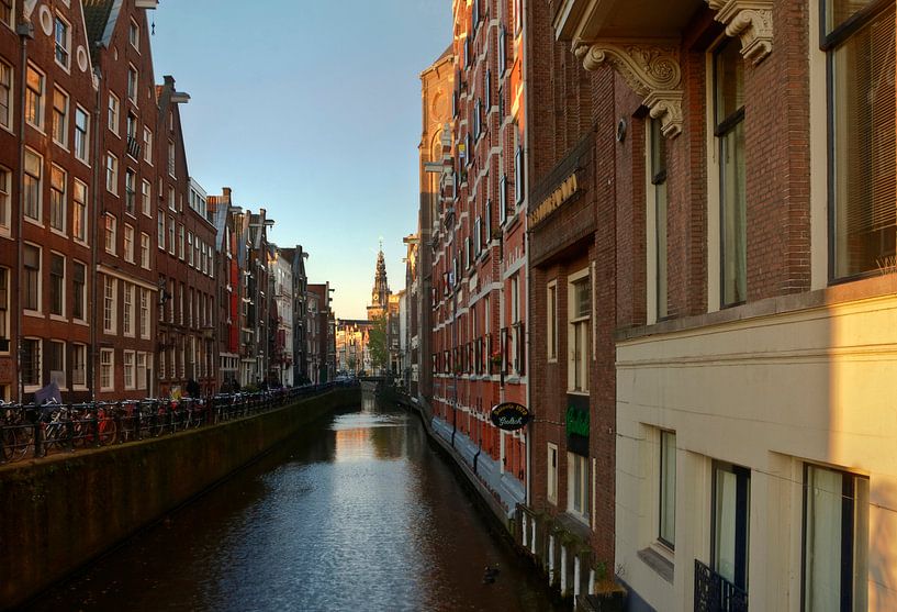 Zicht op de Oude Kerk in Amsterdam van Jack Tol