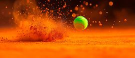 Tennisball beim Aufprall auf Sandplatz von Poster Art Shop