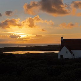 Het witte huisje bij de vuurtoren. van Anneke Hooijer