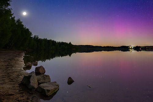 Nordlicht (aurora borealis) mit Mond und Sternenhimmel in Bayern am Steinberger See