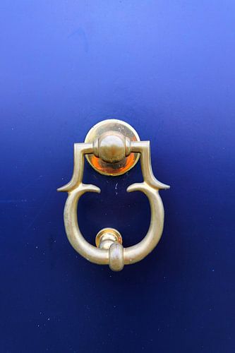 Voordeur in blauw met deurklopper.