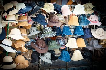 Marché aux chapeaux au soleil