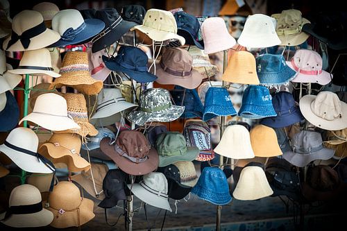 Marché aux chapeaux au soleil