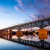 Treinbrug visé bij de Maas rivier - zonsondergang met spiegeling blauwe lucht bij spoorbrug van Dorus Marchal