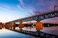 Treinbrug visé bij de Maas rivier - zonsondergang met spiegeling blauwe lucht bij spoorbrug van Dorus Marchal thumbnail