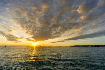 USA, Floride, Clé du coucher de soleil à côté d'un majestueux coucher de soleil orange brûlant sur adventure-photos