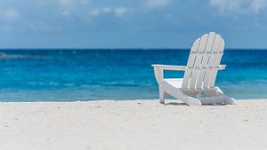 Strandstoel op tropisch strand