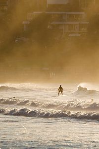 Surfer sur la plage de Bondi à Sydney sur Rob van Esch