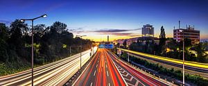 Panorama Berlijn - Stadssnelweg met skyline van de stad in het blauwe avonduur van Frank Herrmann