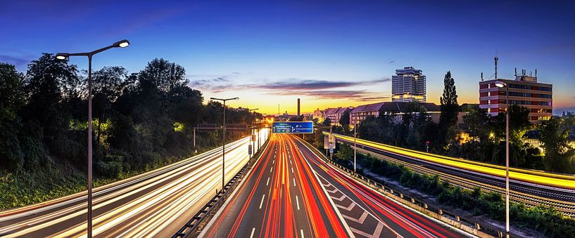 Berlin Panorama - Stadtautobahn mit City-Skyline in der abendlichen blauen Stunde von Frank Herrmann