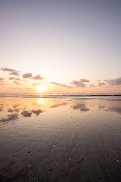 Lever de soleil sur la plage avec reflet. Bali, Kuta