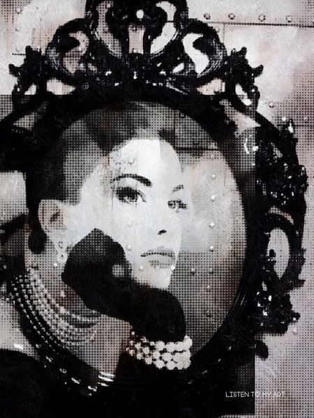 Beauty Queen | Een romantisch zwart/wit beeld van een vrouw kijkend in een spiegel van Wil Vervenne