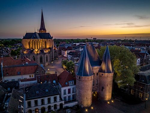 Vue du coucher de soleil de Kampen sur la Koornmarktspoort depuis le haut de la ville.