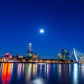 Skyline van Rotterdam aan de nieuwe Maas en Erasmusbrug bij nacht van Sander Hupkes