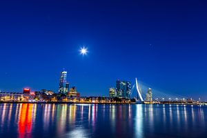 Ligne d'horizon de Rotterdam sur la Nouvelle Meuse et le pont Erasmus, de nuit