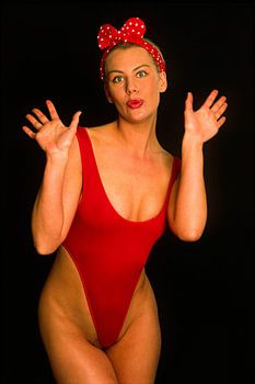 Model in rode badpak