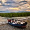 Vissersboot op het strand van het meer van Ohrid (landscape) van Cor de Hamer