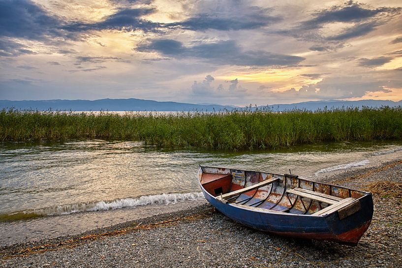 Fischerboot am Strand des Sees von Ohrid (landscape) von Cor de Hamer