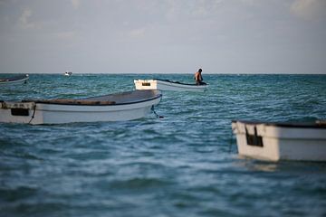 visser maakt zijn boot klaar om uit te varen van Jeremy Duvekot