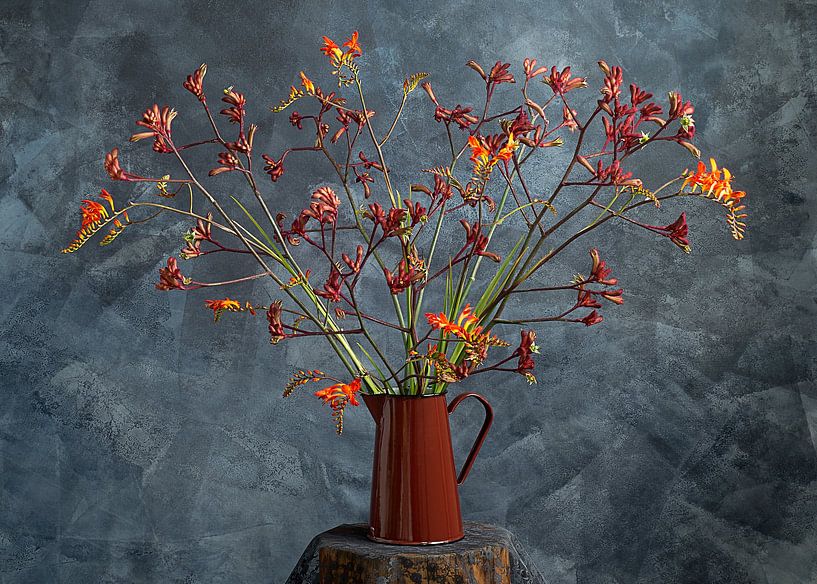 Bouquet dans une cruche rouge par Remke Spijkers