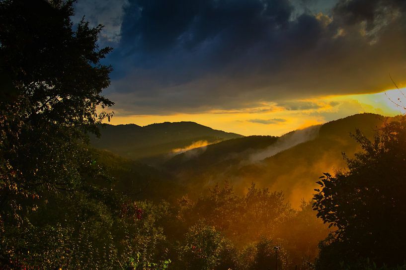 Coucher de soleil orageux sur le val d&#039;arrone par Images from a hillside in Umbria