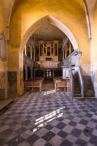 Église abandonnée. sur Roman Robroek - Photos de bâtiments abandonnés