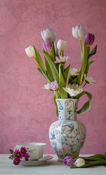 Stilleven lente bloemen met sierlijke vaas van Marjolein Fortuin