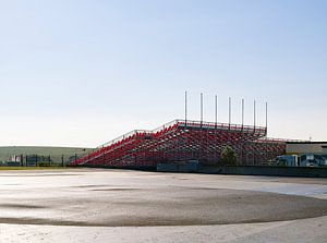 leere Zuschauertribüne am Sachsenring von Michael Moser