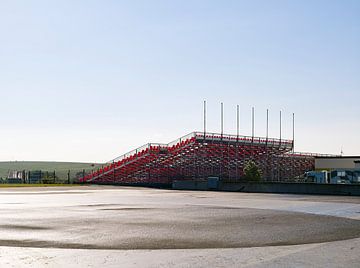 leere Zuschauertribüne am Sachsenring