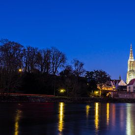 Duitsland, Ulm city skyline, stadsgezicht en minster kathedraal reflecterend in water bij nacht van adventure-photos