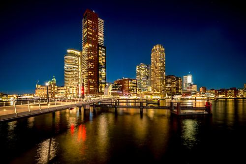 Rotterdam avondzicht op de Kop van Zuid bij de Rijnhaven