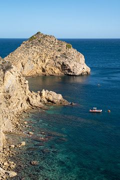 Kliffen van Cap Prim en de Middellandse Zee van Adriana Mueller