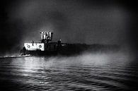 Binnenschifffahrtskahn (Kahn) in der Morgendämmerung im Nebel, in schwarz und weiß von John Quendag Miniaturansicht