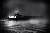 Binnenschifffahrtskahn (Kahn) in der Morgendämmerung im Nebel, in schwarz und weiß