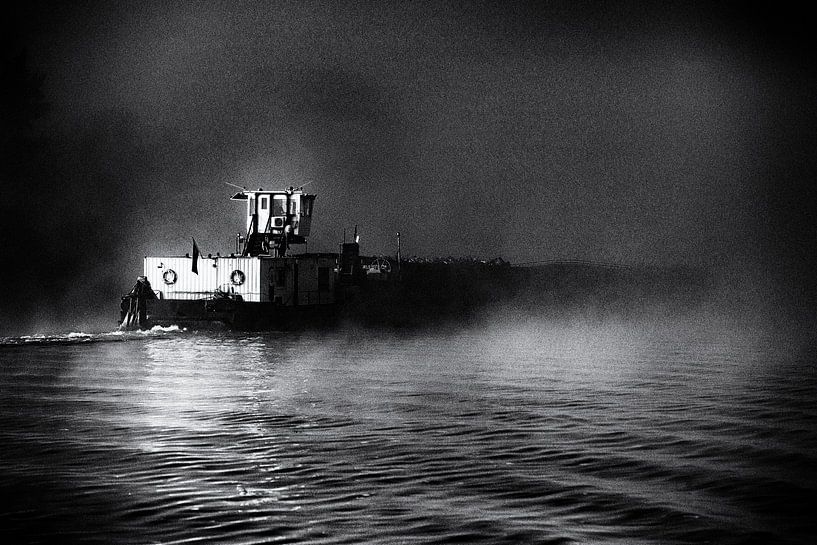 Binnenschifffahrtskahn (Kahn) in der Morgendämmerung im Nebel, in schwarz und weiß von John Quendag