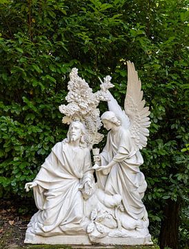 Jezus en engel als religieuze beelden in het Brive-la-Gaillarde in Frankrijk van Bopper Balten