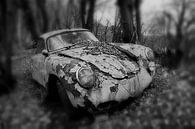 Oude verlaten roestige Porsche coupe in het bos in monochroom van Atelier Liesjes thumbnail