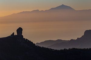 Gros plan sur Roque Nublo et le volcan El Teide