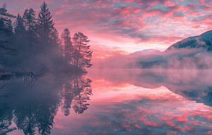 Sonnenaufgang am glitzernden Bergsee