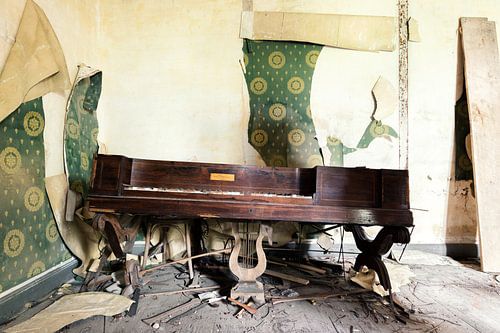 Verlaten piano in een oud kasteel