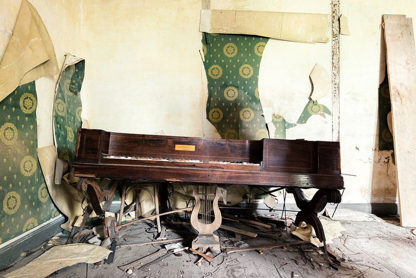 Verlassenes Klavier in einem alten Schloss von Times of Impermanence